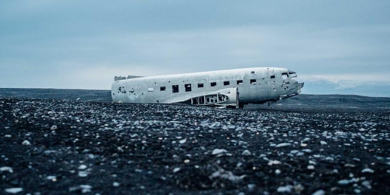 企业邮箱与服务器稳定基石：过期域名删除与抢注周期全解析