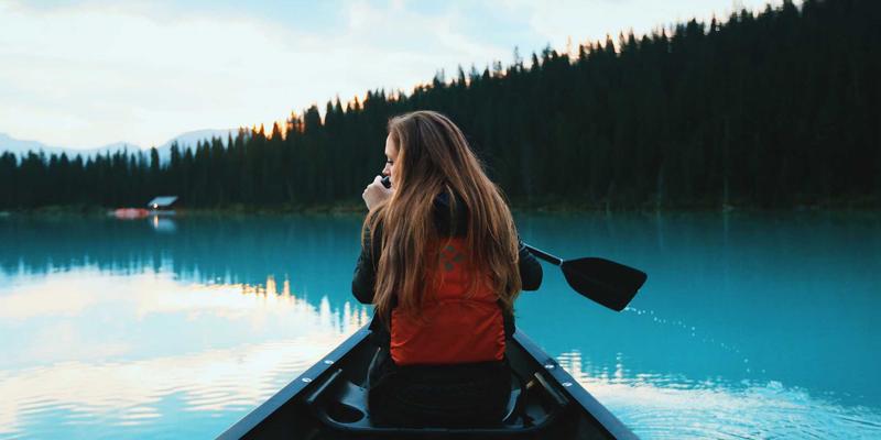 域名注册与网站托管指南：如何为您的业务选择最佳域名后缀（.com、.cn、.net及新顶级域名）